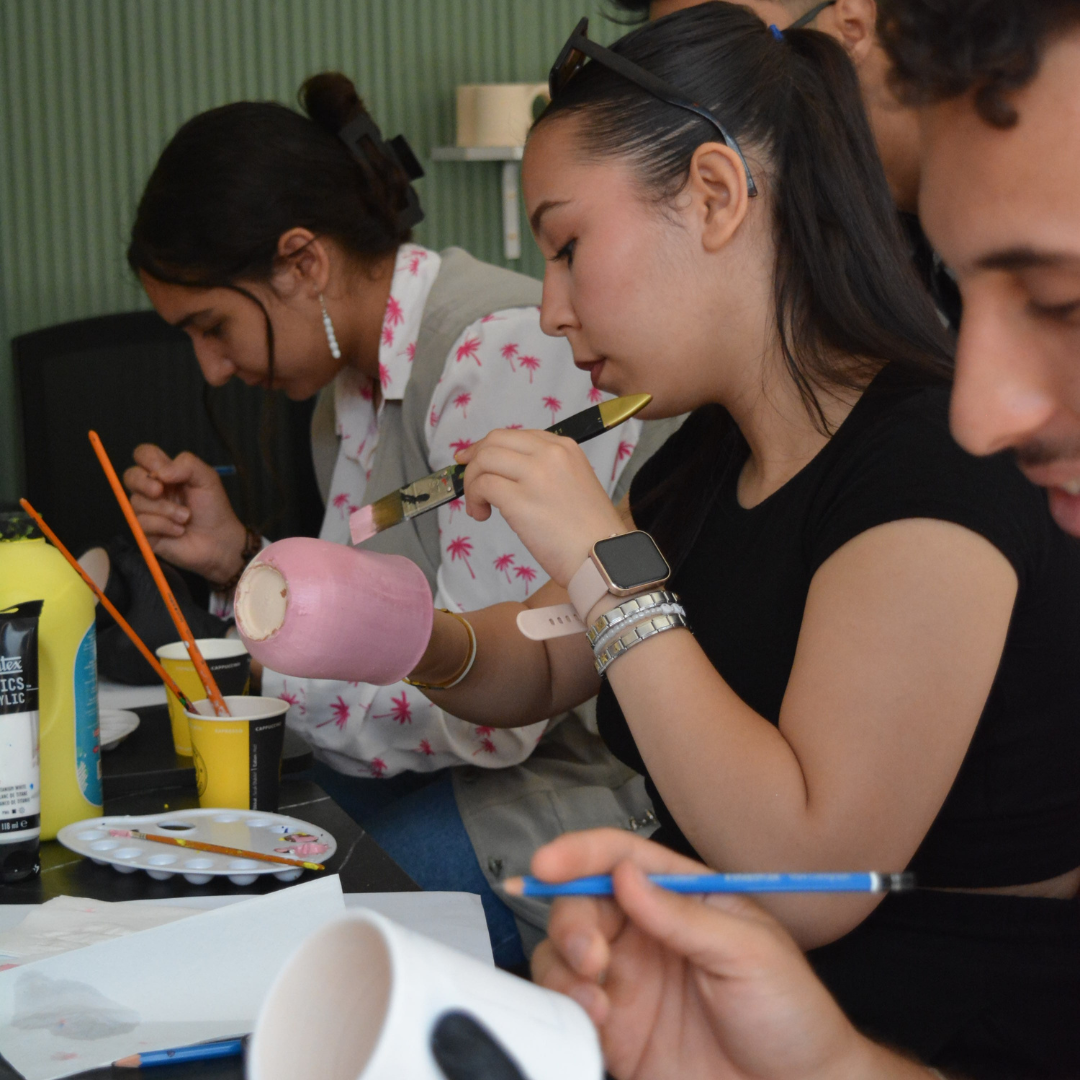 Explora el Artesano Marroquí – Taller Artístico en Medina Mall Marrakech