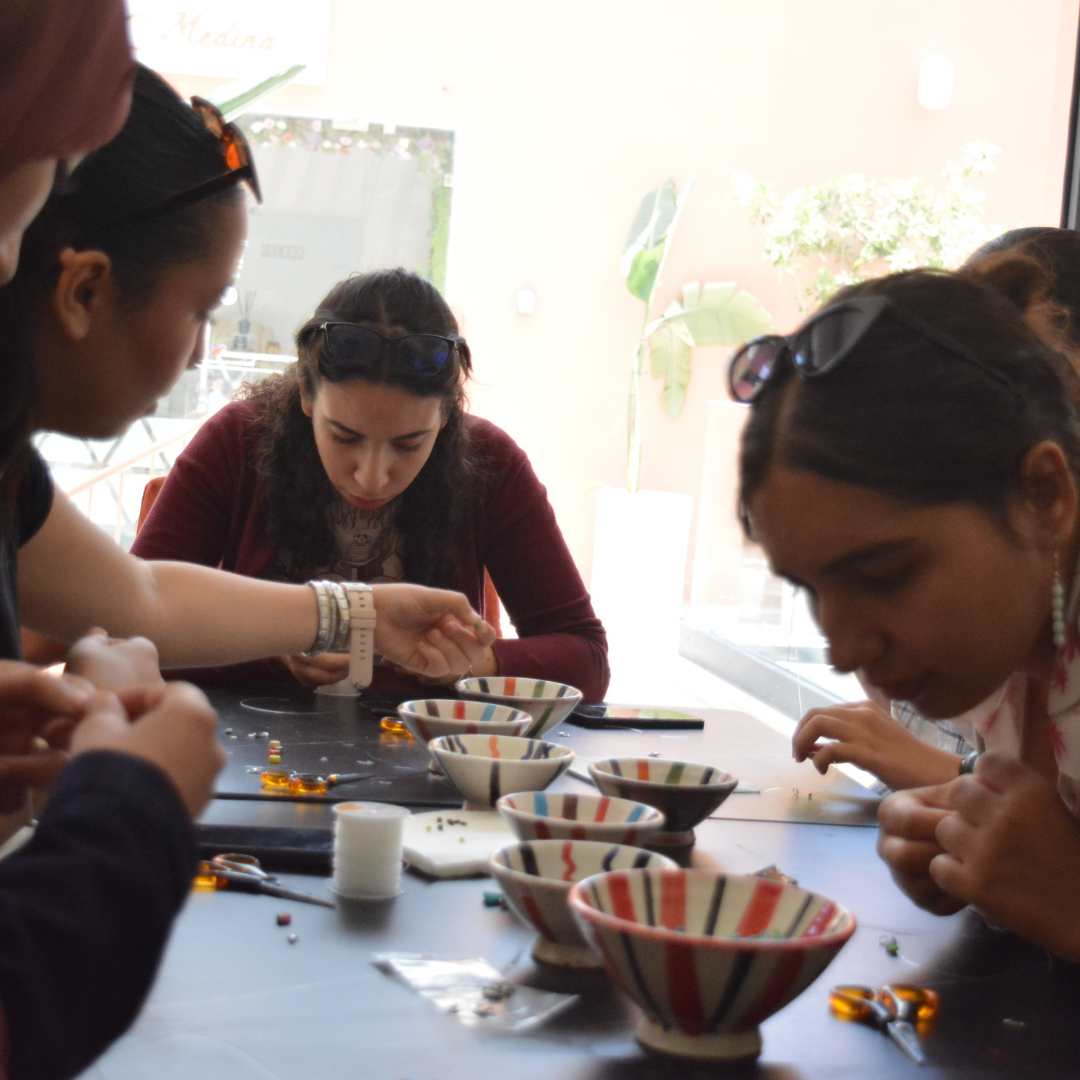 Explora el Artesano Marroquí – Taller Artístico en Medina Mall Marrakech